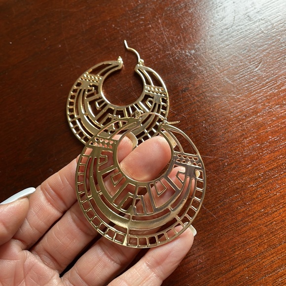 Golden HOOPS - Picture 2 of 3